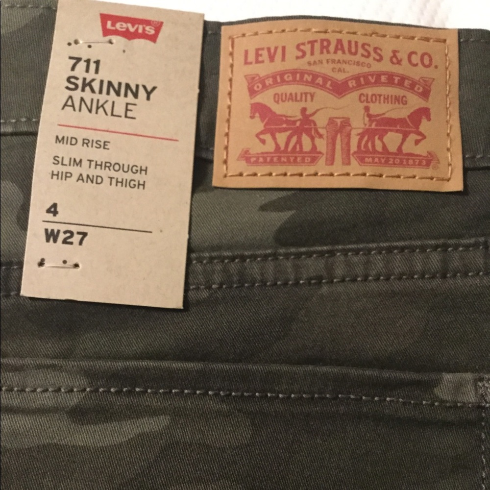 Levi’s 712 Skinny Ankle Slacks NWT